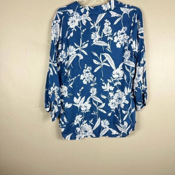 Emily daniels size medium nwt denim white combo 20-1-2 p2p 26”length v neck - Picture 3 of 6